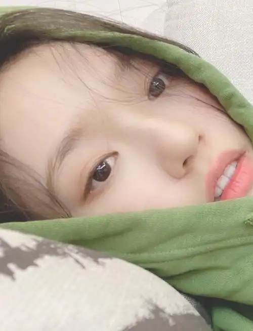 林允分享自拍美照,一身牛油果卫衣超显嫩,素颜皮肤太真实