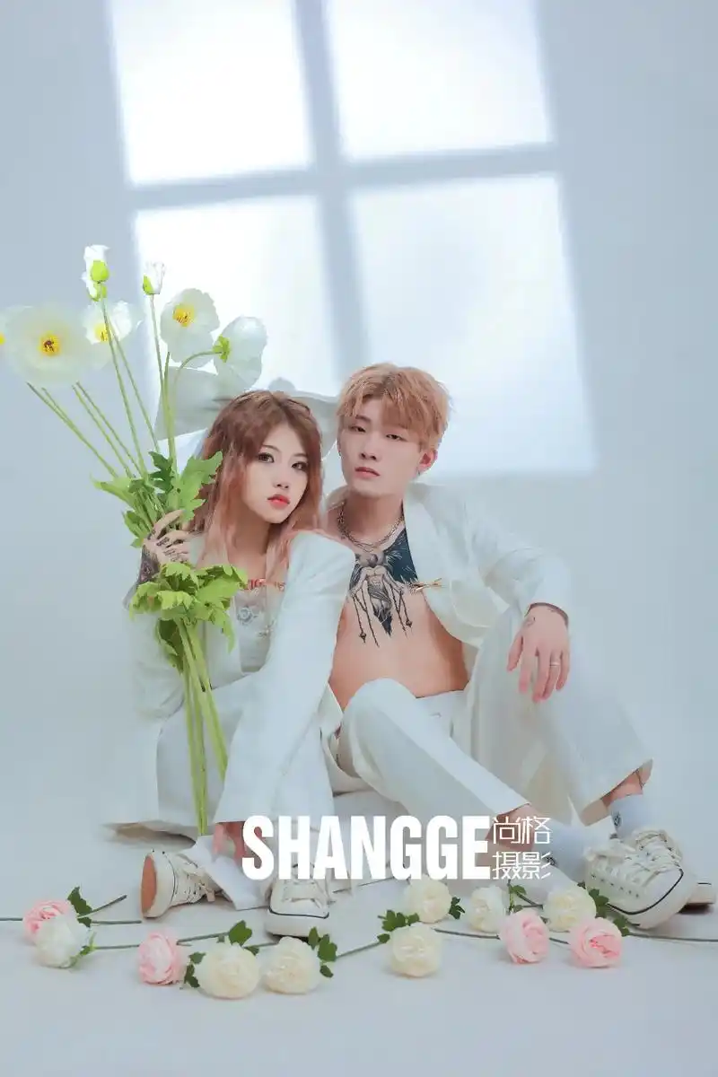 极简主义,韩杂西装情侣写真廓形西装的高级感和时尚感完美融合 - 抖音