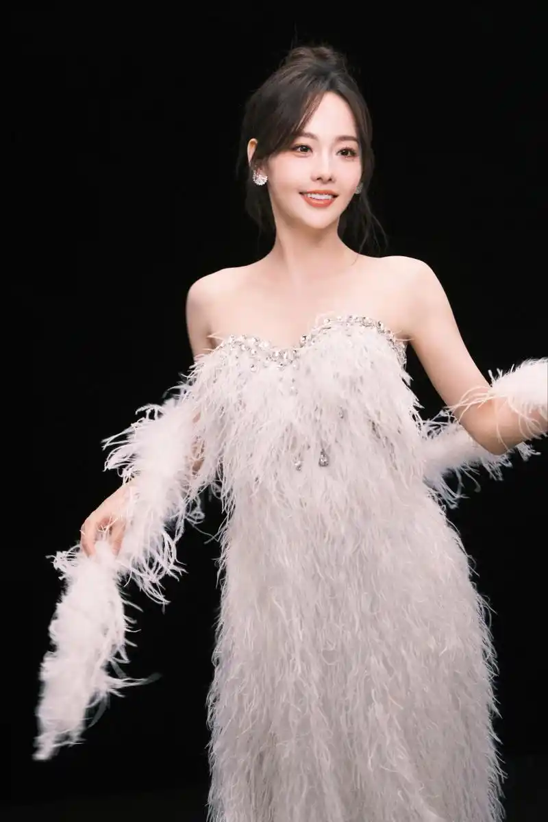 张嘉倪白色抹胸羽毛裙,轻盈柔美自在从容