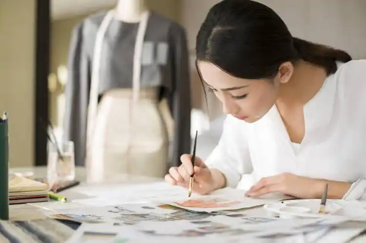 服装设计师画草图