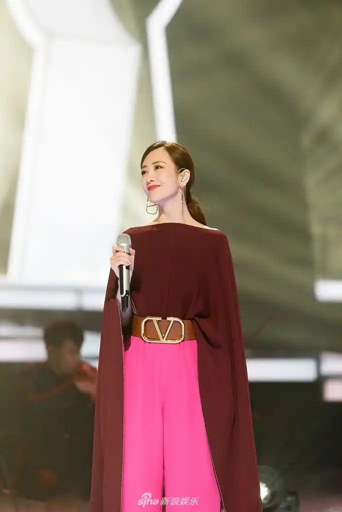 王鸥卷发披肩眼神温柔 变身舞台王者魅力无限|乘风破浪的姐姐2|王鸥