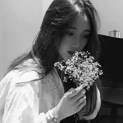 女生高冷侧脸黑白头像