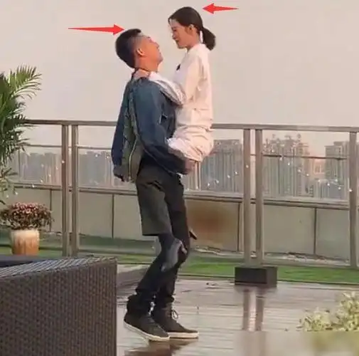 黄景瑜把李沁一把抱起,谁关注两人的身高差?