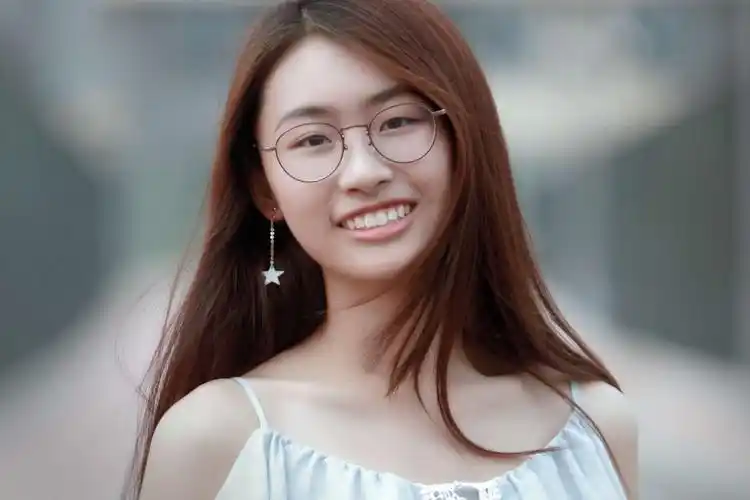 爱笑的学生妹妹