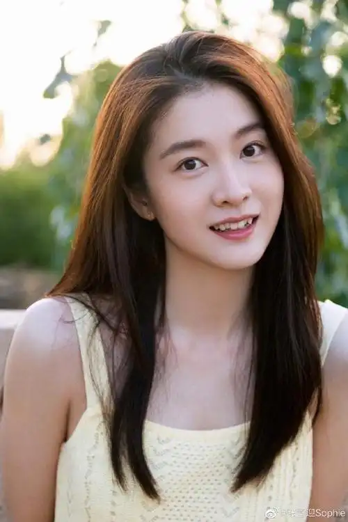 张雪迎晒照温柔甜美似初恋,身材窈窕惹人羡,小虎牙更显可爱