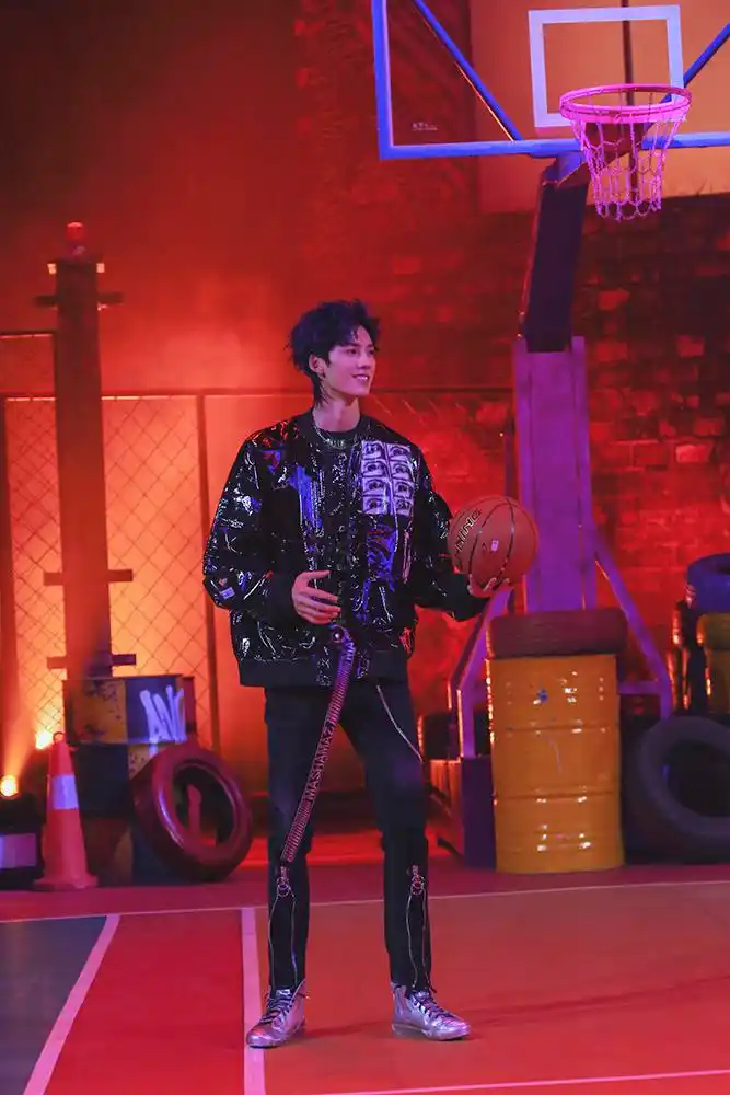 邓超元生日会再唱金曲 王以太艾福杰尼惊喜助阵