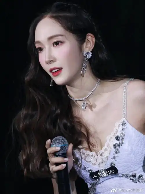 #郑秀妍露腰短上衣#