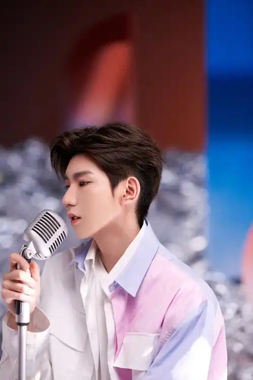 每人和王源说一声晚安