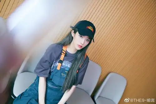 背带裤狂魔言言子,又酷又美～鸭舌帽一戴谁也不爱@the9-喻言_高清图集