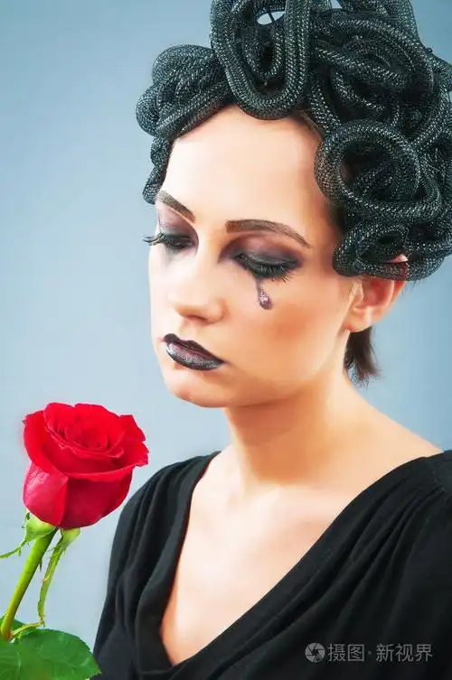 描绘邪恶概念的女人(美杜莎戈贡)