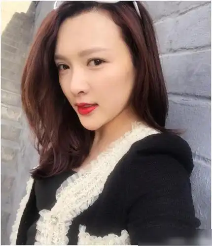 香秀近况流出,35岁高颜值抢镜,曾被赵本山一眼相中|王君平|乡爱_网易