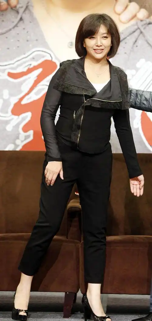 江珊气质真好,一身黑色look干练知性,短发造型也好减龄