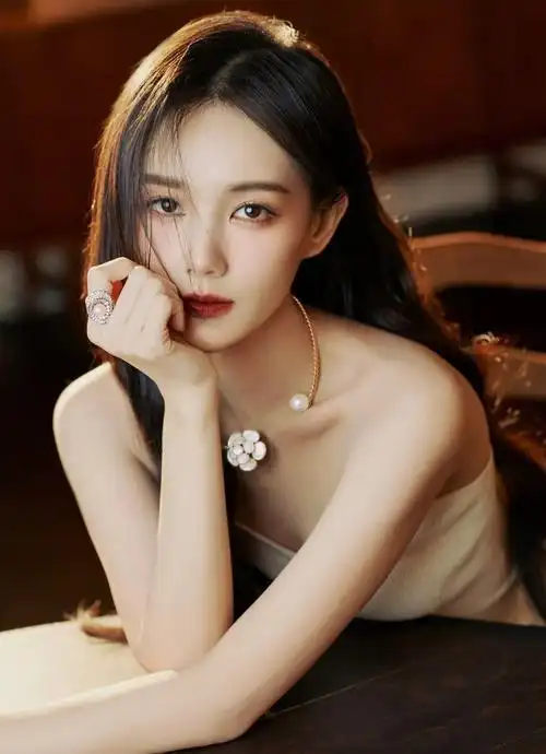 白裙白头纱,李一桐的婚纱造型,娇俏可人!_高清图集_新浪网