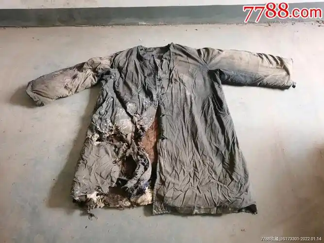 破烂不堪蓝布大衣