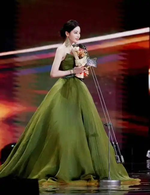 女星身材美学:胸,腿,腰的完美组合_刘亦菲_杨采钰_迪丽热巴