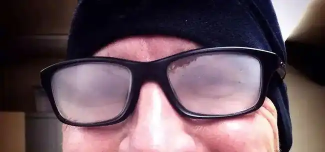 眼镜片就开始 起雾了