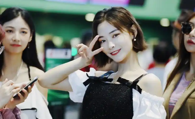 比如说许佳琪的这一次短发她就搭配了圆形了耳钉在不经意间可以展现