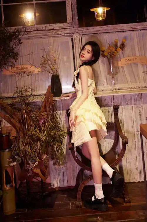 鞠婧祎身穿蝴蝶结公主裙,俏脸柔美可人,梳着麻花辫子,美得让人窒息-爱