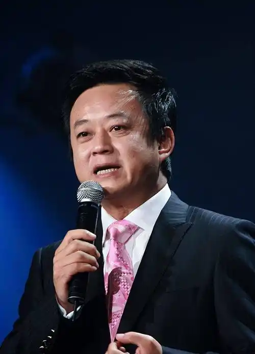 曝央视主持人朱军移民国外,砸重金买豪宅,朋友仗义连帮辟谣