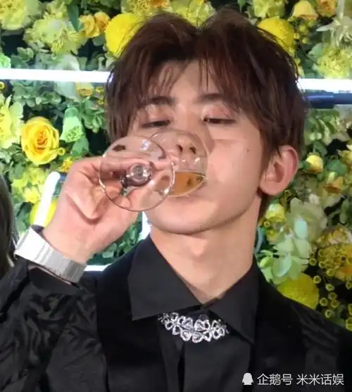 蔡徐坤为展示"酒量",一口气喝光一大杯酒,粉丝:坤坤纯爷们!
