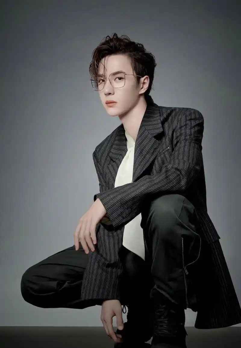 王一博眼镜杀,他是怎么做到又干净,又痞的, 好绝一男的