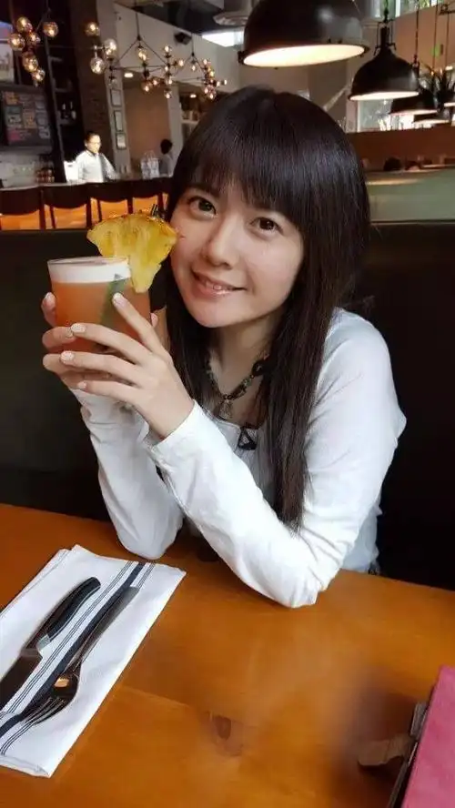 一组提供给单身狗发朋友圈"假装有女朋友"的照片