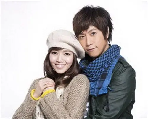 有爆料称五月天主唱阿信与前女友蛋蛋妹已经分手,现任竟然是助理"表妹