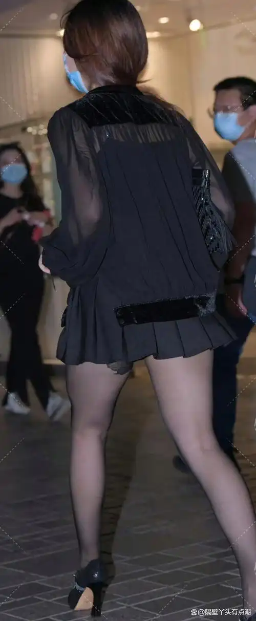 黑色系魅力搭配,吊带百褶短裙搭配,韵味独特个性时尚!