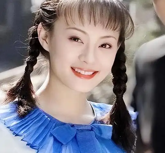 而孙俪的脸型虽然算不上多么好,但是年轻的时候看上去非常动人