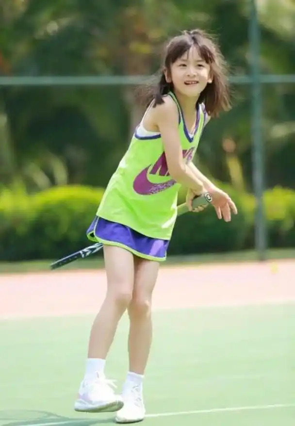 田亮10岁女儿森碟,穿运动装化身球场精灵,这颜值可以c位出道
