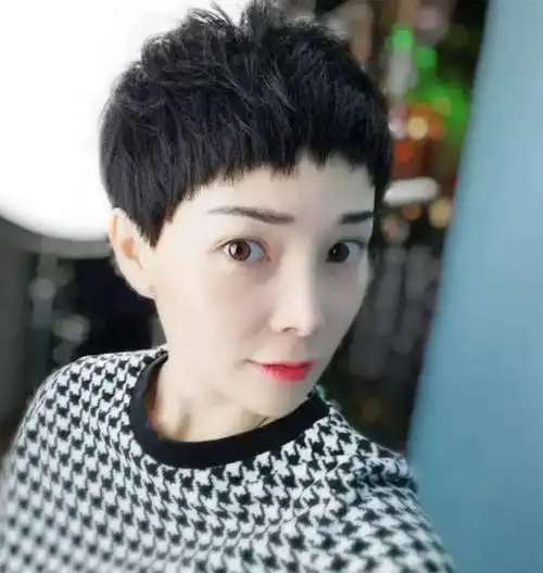 不烫不染的女生短发发型简单自然