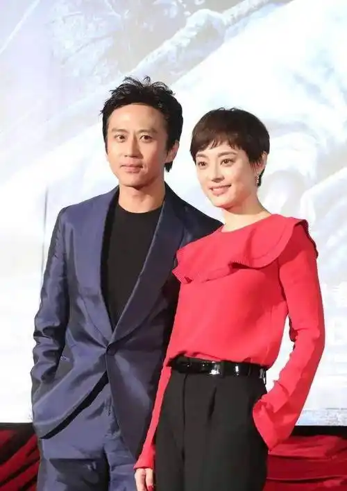 有一次记者问邓超你最不喜欢孙俪和哪位男演员拍吻戏邓超我