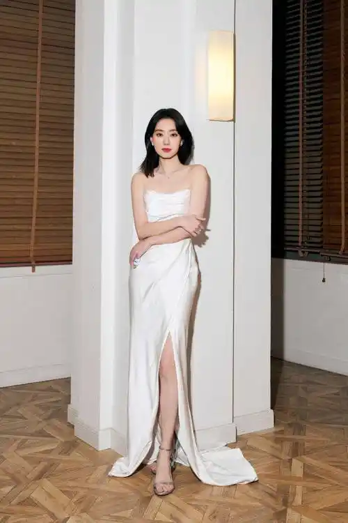 张小斐最新大片释出,抹身材白裙 卷发造型优雅美人!