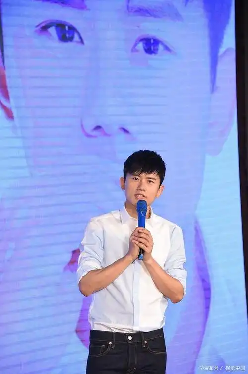 40岁老来俏张杰晒健身照撸铁成瘾下腰毫无压力理解谢娜了