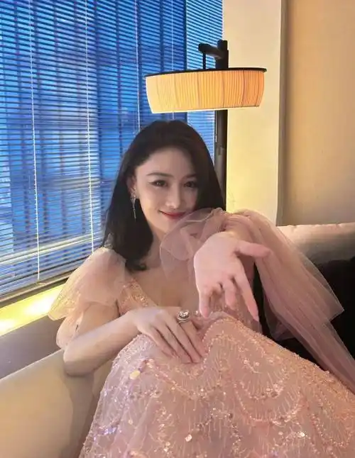 张馨予穿闪片粉裙好美 蜷缩在沙发上摆拍慵懒惬意_照片_一面_贴近生活