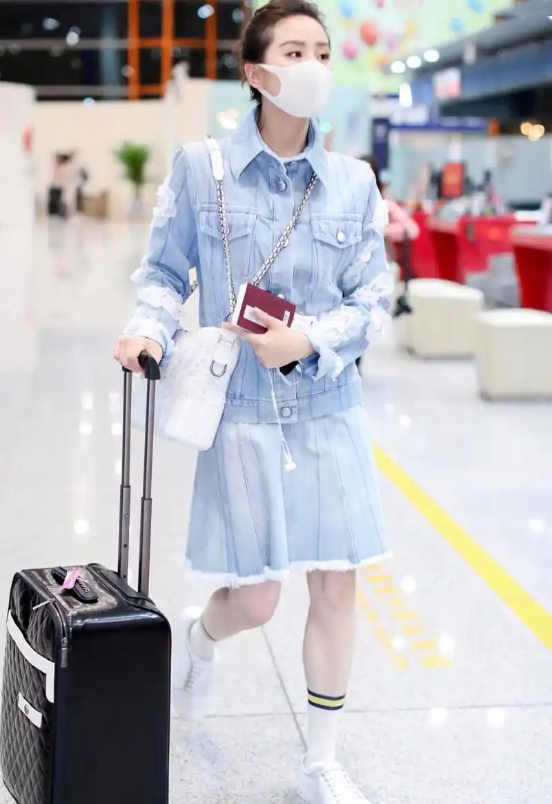 刘诗诗的机场私服穿搭,穿牛仔外套搭配半身短裙,清新又减龄