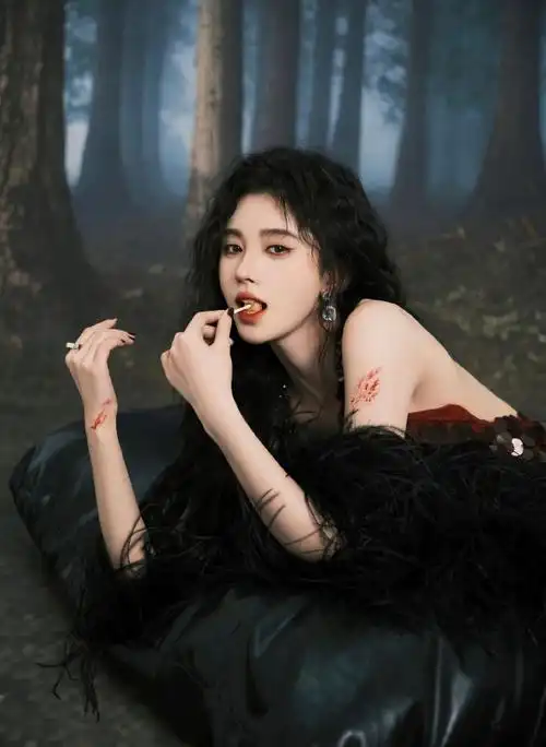 鞠婧祎分享亮片露背裙写真大片 叼棒棒糖眼神撩人近日,工作室分享了