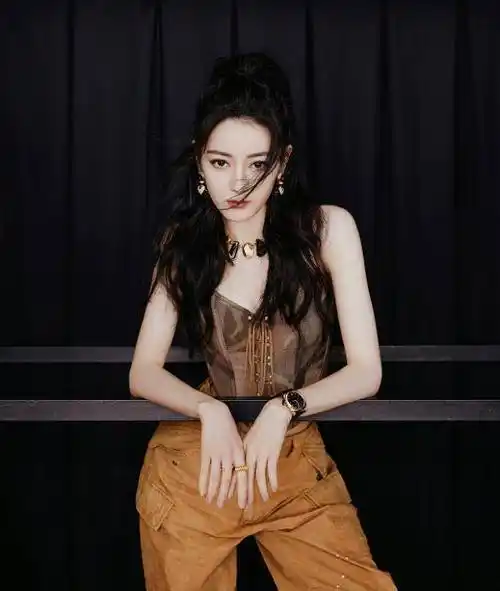 迪丽热巴路透,穿校服画大浓妆被吐槽:不像学生该有的样子_网友_照片