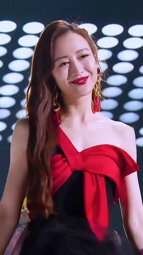 乘风破浪的姐姐2 #王鸥 日不落舞台造型,这样的女神真绝了#感谢微视