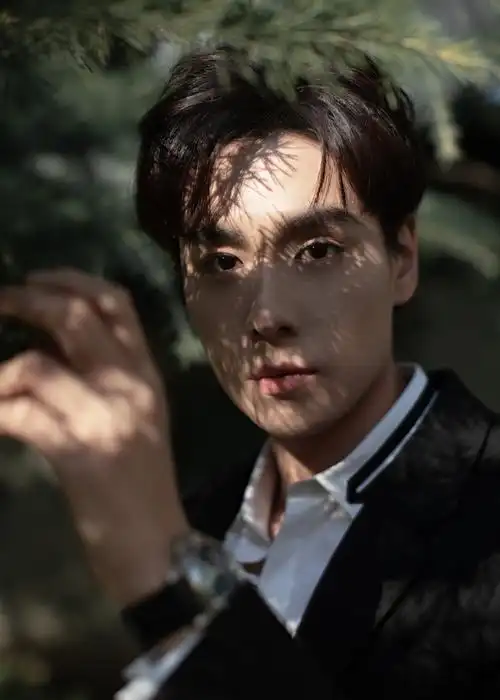 胡一天黑色西装超帅写真图片19