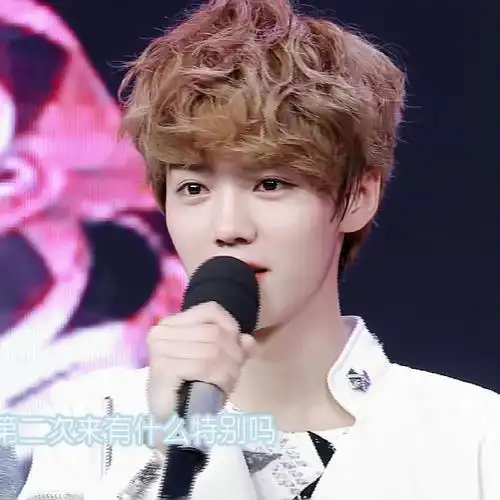 鹿晗超话#歌手鹿晗#  早,考古到一组图,好喜欢这期的卷毛鹿,惊为天人