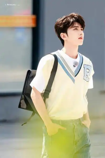 蔡徐坤录制奔跑吧特别季学院风穿搭变身蔡学长尽显青春活力