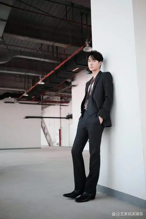 那就是我们可爱的王一博穿着一件黑色的西装和一条花领带,是不是感觉