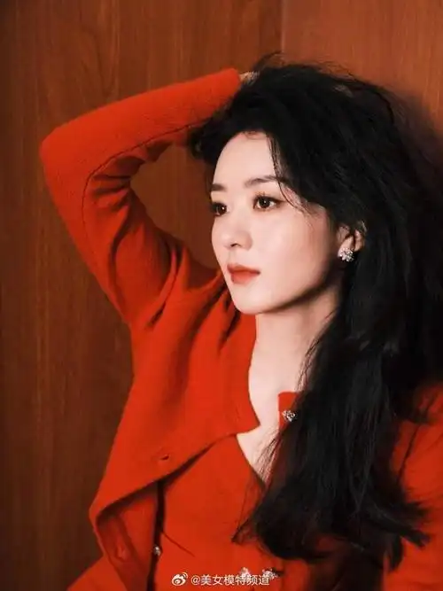 赵丽颖红色小香风随拍释出双马尾冻龄少女俏皮可爱