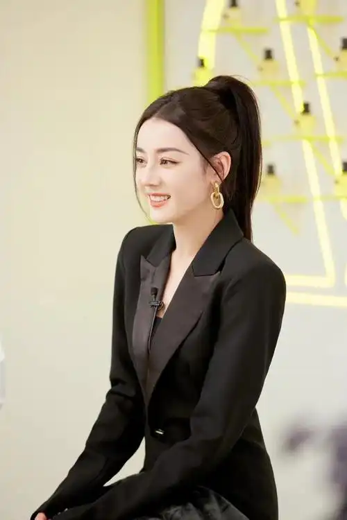 迪丽热巴活动新造型,黑色西装搭高马尾,气场全开御姐范十足!