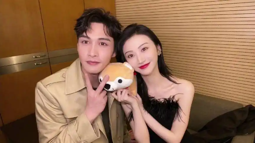 张彬彬晒与景甜合照放肆夫妇真的好甜