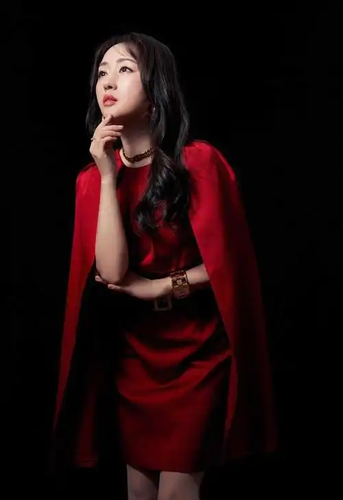 杨钰莹这种长相真有优势一身黑配红靴子好减龄不像71年的