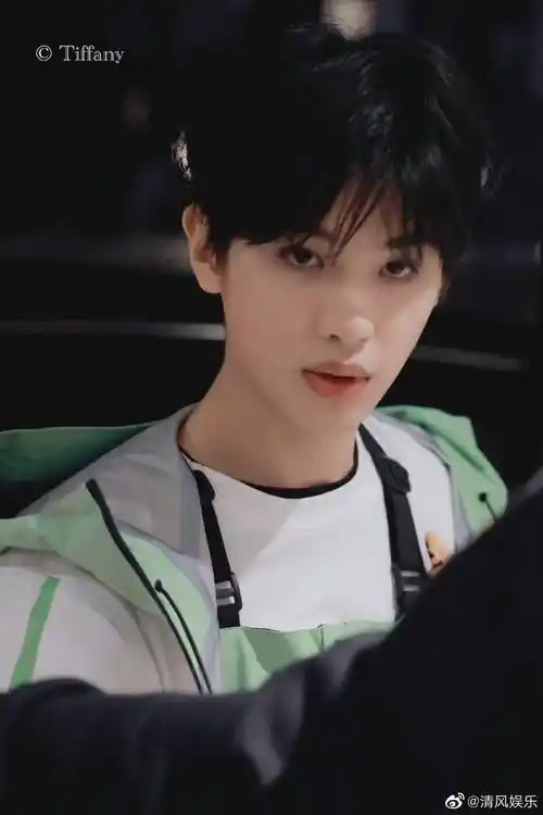 黄明昊超有趣滑雪大会下班饭拍~ 穿着绿色滑雪服奶酷奶酷的……_滑雪