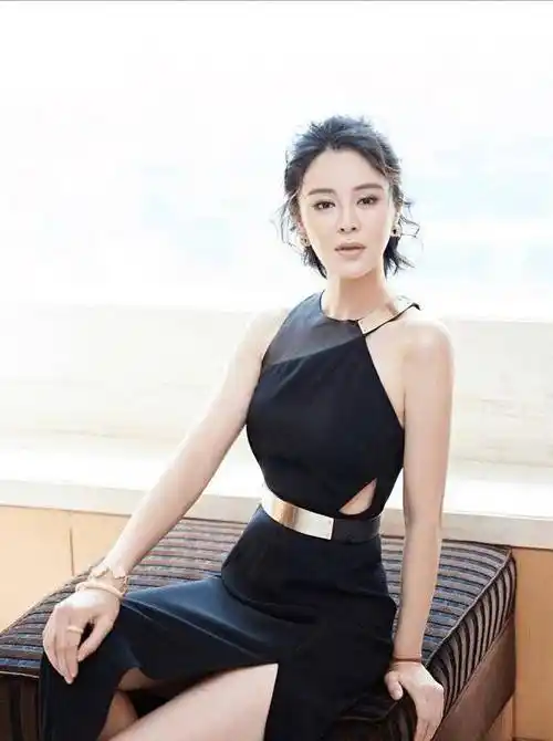 原创佟大为老婆关悦穿得真高调穿黑色高开叉连衣裙气质不输超模