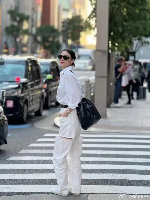 宋佳破洞白裤##宋佳下班街拍